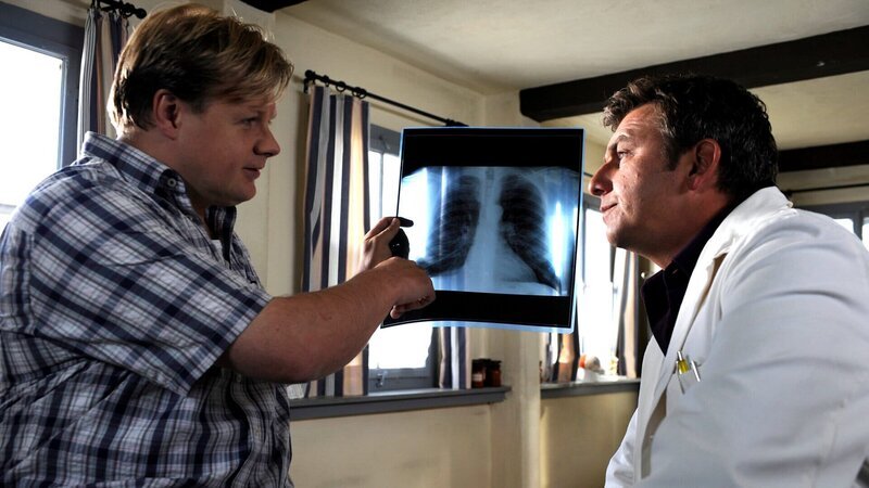 Dr. Martin Gruber (Hans Sigl, r.) drängt Markus Leitner (Michael A. Grimm, l.) zur Operation. Doch dieser lehnt kategorisch ab. – Bild: ZDF und Thomas R. Schumann