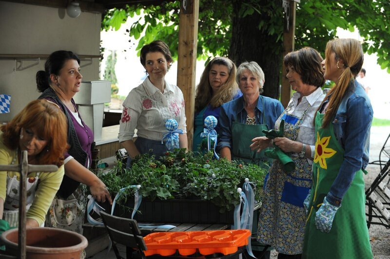 Die Landfrauen sind zufrieden mit den Blumenkästen und verabschieden sich in die Mittagspause. Von links: Monika Vogl (Christine Reimer), Maria Kirchleitner (Daniela März), Rosi Brunner (Brigitte Walbrun) und Trixi Preissinger (Doreen Dietel). – Bild: BR/​Marco Orlando Pichler