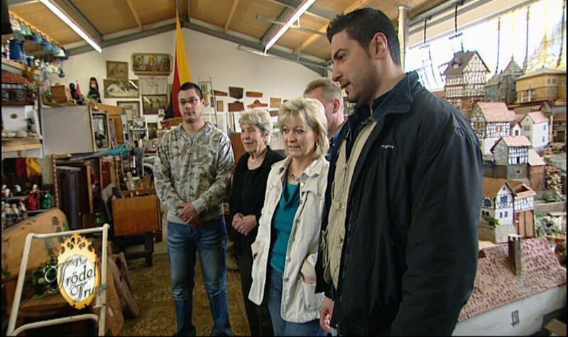 Trödelprofi Sükrü (re.) steht dieses Mal vor einer sehr großen Herausforderung.. (mit auf dem Foto: Margit, 2.v.re., Edith, 2.v.li., Andreas, li.) – Bild: RTL II
