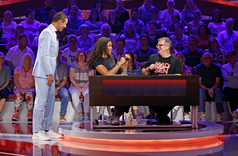 Moderator Kai Pflaume (l.) mit Rateteam-Kapitän Elton (r.) und der Kugelstoßerin und Olympia Goldmedaillengewinnerin Yemisi Ogunleye (M.).; ARD WER WEISS DENN SOWAS? FOLGE 1171, „Darja Varfolomeev und Yemisi Ogunleye“, am Donnerstag (10.10.24) um 18:00 Uhr im ERSTEN. – Bild: ARD/​Morris Mac Matzen