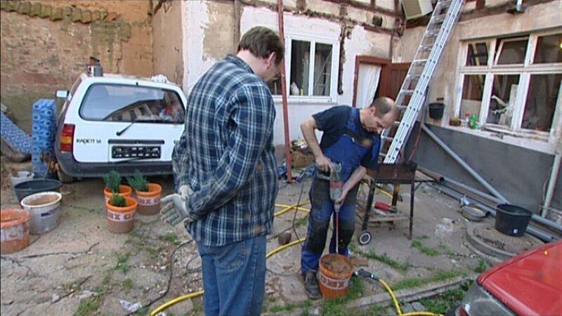 Pit und Roland bezogen vor drei Jahren ihr Schnäppchenhaus. Doch mit dem Kauf waren ihre finanziellen Reserven so ziemlich aufgebraucht. Bis heute sind die Renovierungsmaßnahmen nicht abgeschlossen. – Bild: RTL Zwei