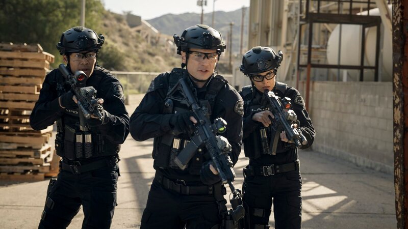 Officer Jim Street (Alex Russell, m.), Officer Chris Alonso (Lina Esco, r.) – Bild: CH Media/​2022 CBS Broadcasting Inc. All Rights Reserved.