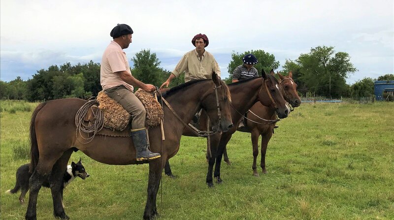 Gauchos sind die die Cowboys Südamerikas und kleiden sich traditionell, wie schon ihre Väter und Urgroßväter. – Bild: NDR/​Maximus Film GmbH/​Sina Hutt
