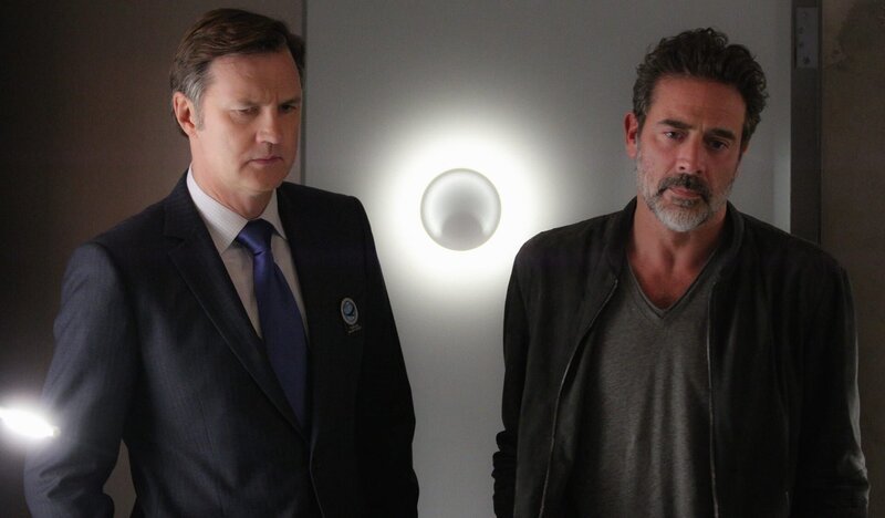 General Shepherd (David Morrissey, l.) ist dazu angehalten, so viele Informationen aus Molly herauszubekommen wie möglich, während JD (Jeffrey Dean Morgan, r.) hofft, dass sie nicht an dem selbst erschaffenen Virus stirbt … – Bild: 2015 CBS Broadcasting Inc. All Rights Reserved. /​ Sonja Flemming Lizenzbild frei