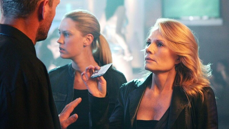 Eine Frauenleiche wurde gefunden. Catherine (Marg Helgenberger, re.) und Riley (Lauren Lee Smith) beginnen ihre Ermittlungen in der „Dark Water-Bar“, wo ihnen ein mit allen Wassern gewaschener Clubbesitzer begegnet. – Bild: MG RTL D / CBS Eine Frauenleiche wurde gefunden. Catherine (Marg Helgenberger, re.) und Riley (Lauren Lee Smith) beginnen ihre Ermittlungen in der „Dark Water-Bar“, wo ihnen ein mit allen Wassern gewaschener Clubbesitzer begegnet. – Bild: MG RTL D / CBS