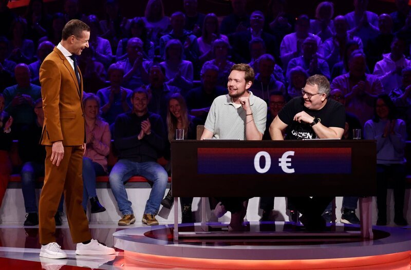Moderator Kai Pflaume (l.) mit Rateteam-Kapitän Elton (r.) und demn Comedian Bastian Bielendorfer (M.). – Bild: ARD/​Morris Mac Matzen