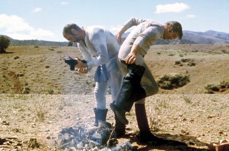Danny Dravot (Sean Connery, li.) und Peachy Carnehan (Michael Caine, re.) begeben sich auf eine abenteuerliche Reise. – Bild: Columbia Pictures Industries, Inc. Danny Dravot (Sean Connery, li.) und Peachy Carnehan (Michael Caine, re.) begeben sich auf eine abenteuerliche Reise. – Bild: Columbia Pictures Industries, Inc.