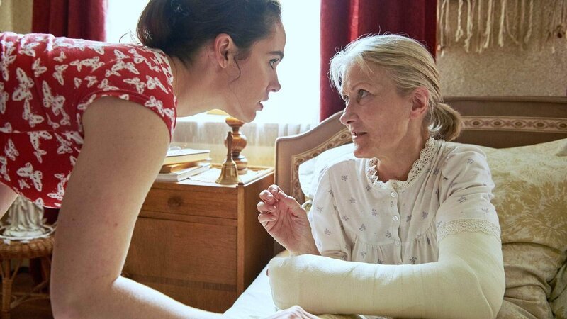 Magda (Verena Altenberger, l.) und Waltraud (Hedi Kriegeskotte) im Zwiegespräch. – Bild: RTL /​ Reiner Bajo