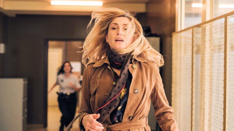 Hélčne (Julie Gayet) eilt durch das Polizeirevier, um zu ihrer verhafteten Tochter Anya zu gelangen. – Bild: ZDF und Julien Cauvin