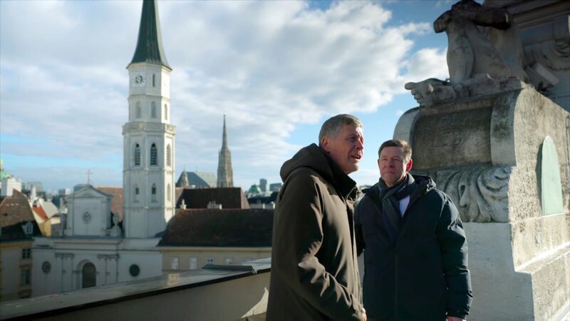 v.li.: Karl Hohenlohe und Markus Wimmer (Stellvertretender Burghauptmann) am Dach der Hofburg in Wien, im Hintergrund ist die Michaelerkirche zu sehen. – Bild: emb film /​ ORF