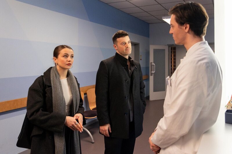 Lucie (Julia Wiedemann) horcht auf, als Johannes (Maximilian Schneider, r.) einen lukrativen Vorschlag unterbreitet. In der Mitte Ben (Jörg Rohde) – Bild: RTL /​ Julia Carola Pohle