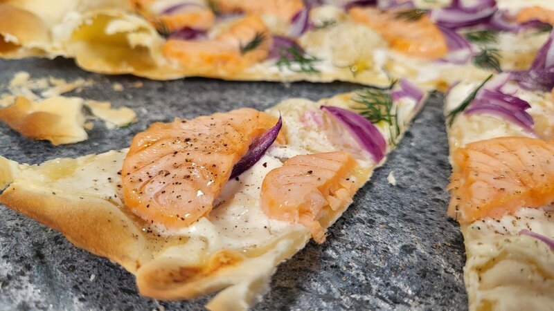Lachs-Flammkuchen. – Bild: Kathrin Lindauer /​ BR