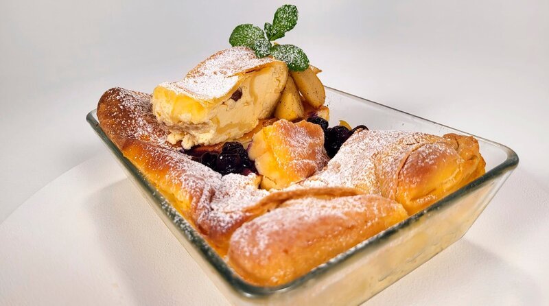 Millirahmstrudel mit karamellisierten Birnen. – Bild: BR/​Kathrin Lindauer