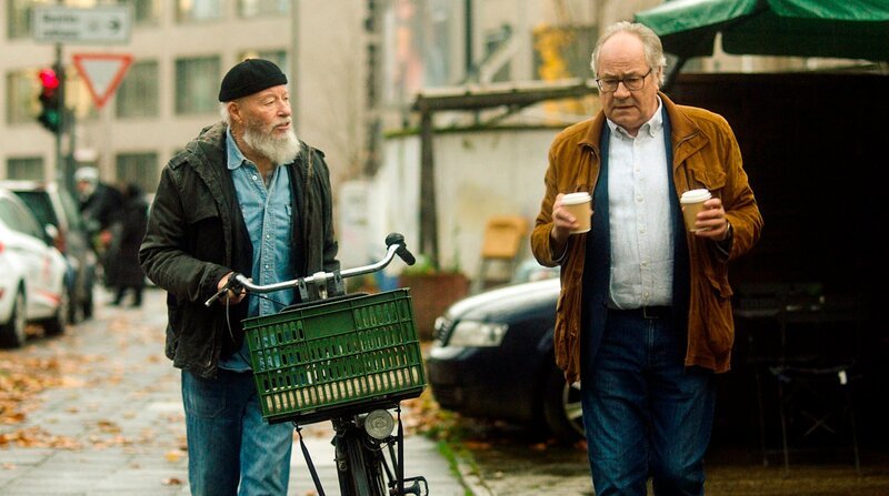 Reinhard Bielefelder (Bill Mockridge, l.) und Klaus Schmitz (Hartmut Volle, r.) sprechen über ihren aktuellen Fall. – Bild: ARD/​Bavaria Fiction GmbH