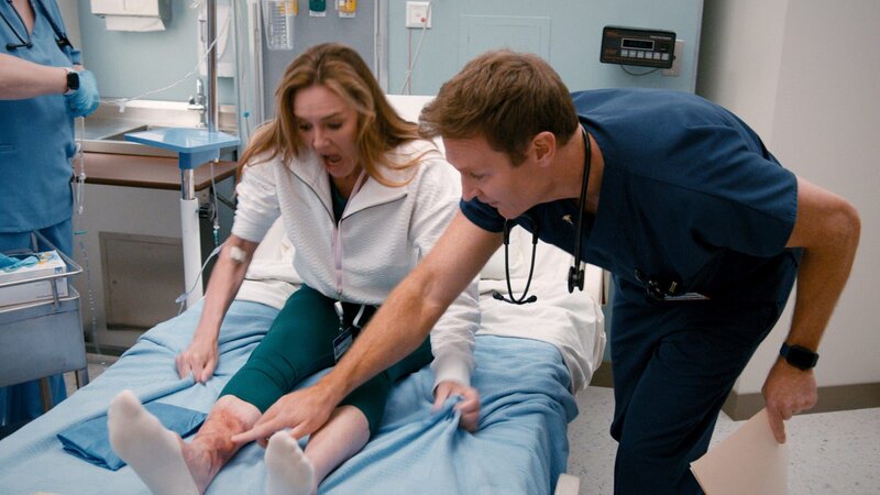 (l-r) Erin Hayes als Dr. Taylor, Josh Lawson als Dr Bruce – Bild: NBCUniversal All Rights Reserved