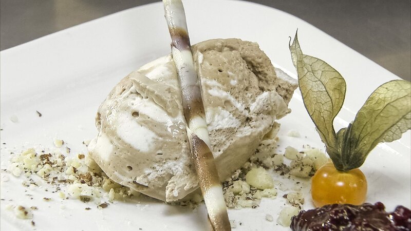 Nachspeiße mit Eis am Ostersonntag. – Bild: ORF/​Produktion West/​Gerhard Mader