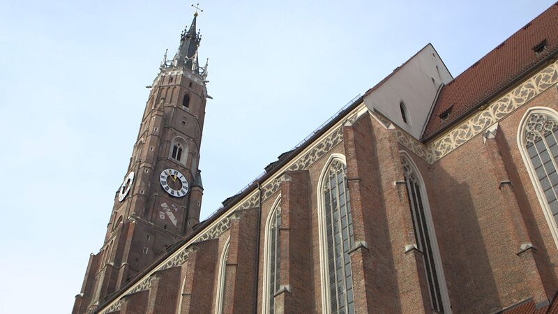 Die Martinskirche (Stadtpfarr- und Kollegiatstiftskirche St. Martin und Kastulus) in Landshut. – Bild: BR/​south & browse GmbH