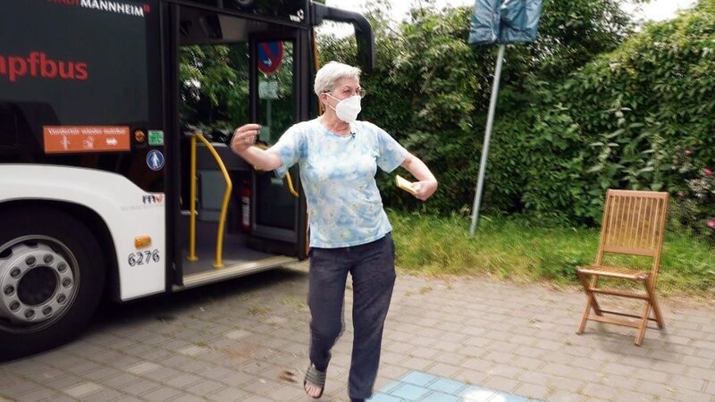 Dagmar freut sich – sie hat gerade ihre erste Corona-Impfung bekommen – Bild: RTLZWEI