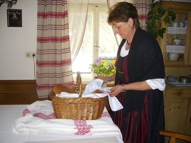 Zusammenstellen des Weihkorbes in Metnitz. – Bild: ORF/​Produktion West/​Gerhard Mader