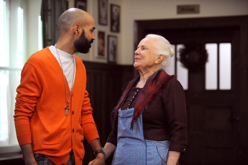Theresa verabschiedet sich im Brunnerwirt von Naveen. – Bild: BR/​Marco Orlando Pichler