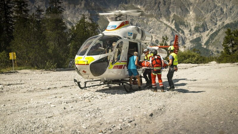Einsatz der Bergwacht Ramsau. – Bild: Timeline Production /​ Timeline Production, BR /​ Timeline Production/​BR/​Timeline Production