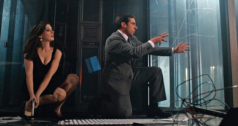 Die attraktive Agentin 99 (Anne Hathaway, l.) und der etwas unbeholfene Analytiker Smart (Steve Carell, r.) müssen die Welt retten … – Bild: Warner Bros. Entertainment Inc. und Village Roadshow Films Die attraktive Agentin 99 (Anne Hathaway, l.) und der etwas unbeholfene Analytiker Smart (Steve Carell, r.) müssen die Welt retten … – Bild: Warner Bros. Entertainment Inc. und Village Roadshow Films