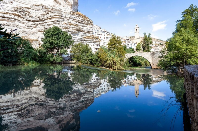 Der Rio Júcar führt auch nach „Alcala de Júcar“. Das kleine Städtchen liegt im Süden von Kastillien-La Mancha in der Provinz Albacete. – Bild: Monica Gumm