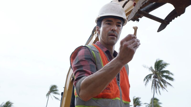 Adam (Ian Anthony Dale) arbeitet inzwischen auf einer Baustelle. Als er bei der Arbeit ein Knochenfragment im Boden findet, hat er den Verdacht, dass auf dem Gelände ein Verbrechen stattgefunden hat. Doch wird er rech tbehalten? – Bild: 2016 CBS Broadcasting, Inc. All Rights Reserved