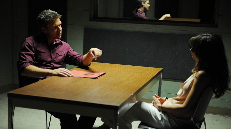 Jim (Matt Passmore) vernimmt Nicky Holloway (Brooke Langton), die offenbar ein Motiv hatte, Judd Krasnansky zu ermorden. – Bild: TVNOW