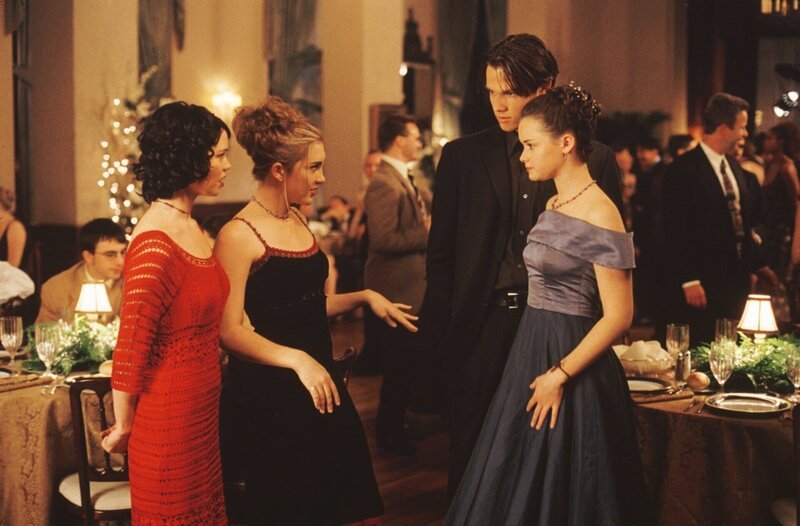 Während Madeline (Shelly Cole, l.), Louise (Teal Redmann, 2.v.l.), Dean (Jared Padalecki, 2.v.r.) und Rory (Alexis Bledel, r.) einige Überraschungen auf dem Schulball erleben, hat Lorelei mit starken Rückenschmerzen zu kämpfen … – Bild: Warner Bros.