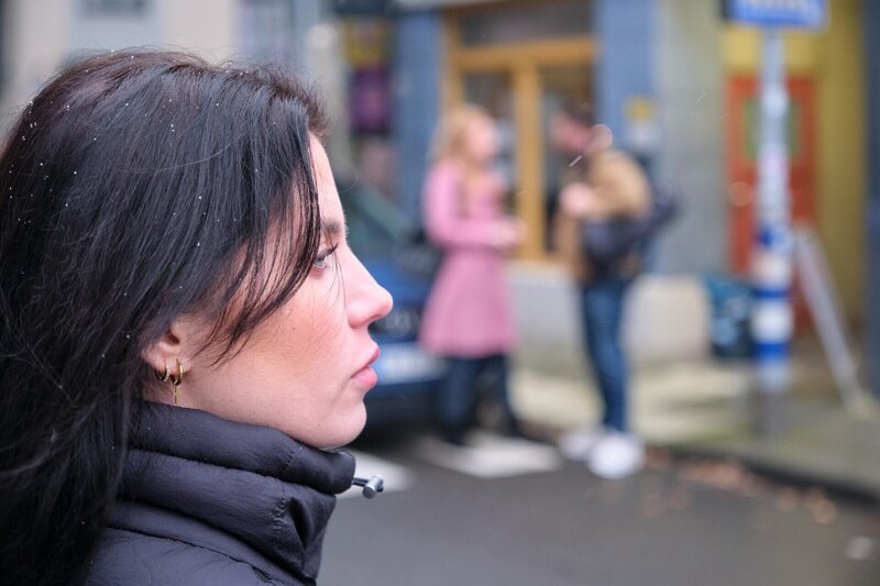 Der verletzte Bambi (Ben Heinrich, hinten r.) ergreift spontan die Gelegenheit, Sinas (Valea Scalabrino, l.) Vorschlag auszutesten. In der Mitte Kristina (Marleen Maxeiner) – Bild: RTL /​ Stefan Behrens