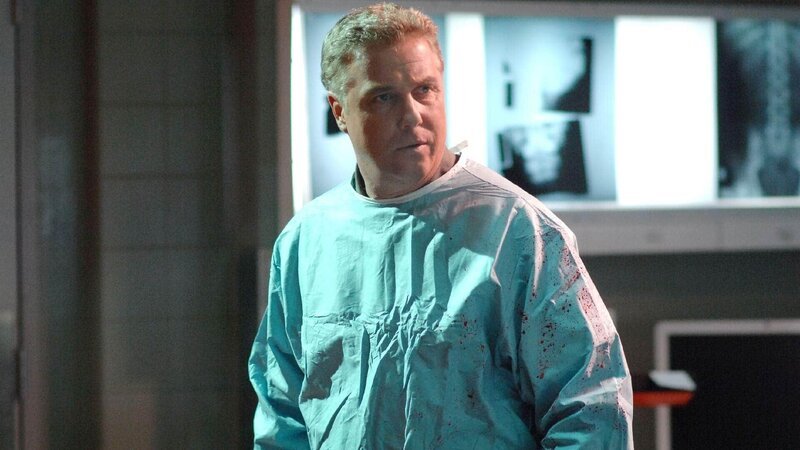 Gil Grissom (William Petersen) versucht die Ratte in der Pathologie zu fangen. Dabei stellt sich heraus, dass Doc Robbins panische Angst vor Ratten hat. – Bild: RTL /​ CBS
