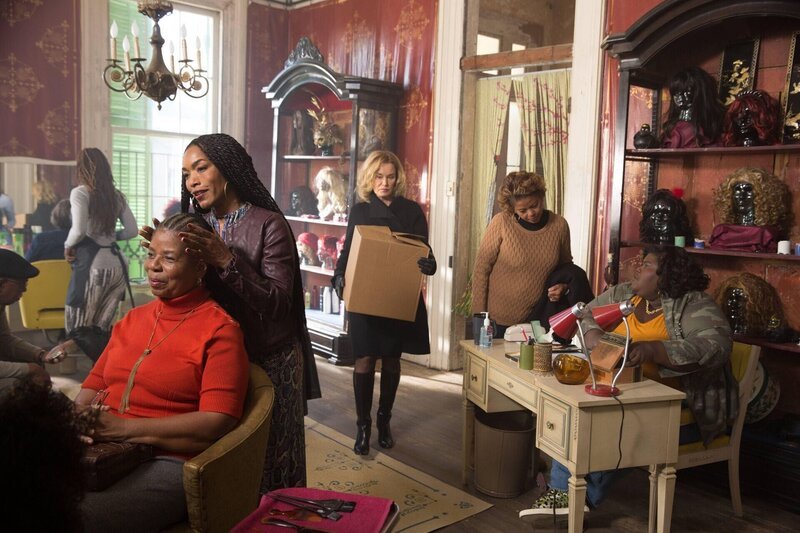 Noch ahnt Queenie (Gabourey Sidibe, r.) nicht, welchen Vorschlag Fiona (Jessica Lang, M.) Marie Laveau (Angela Bassett, 2.v.l.) machen wird … – Bild: ProSieben Fun