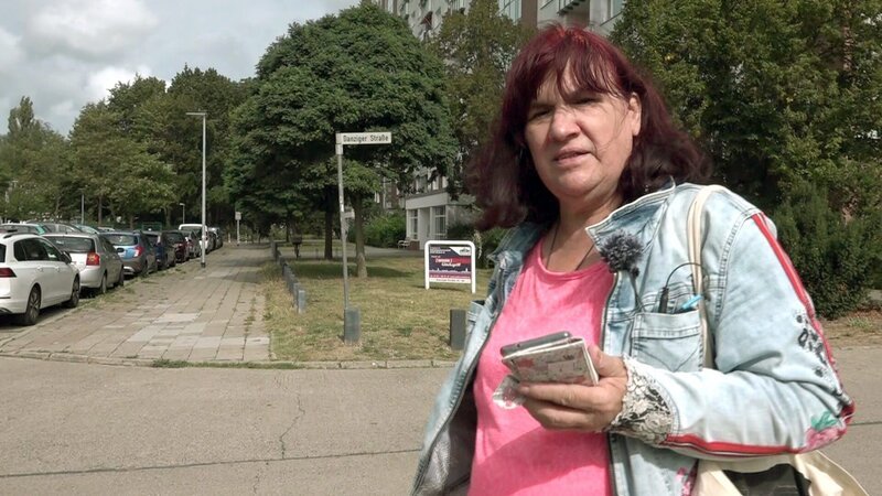 Bärbel ist seit Monaten auf der Suche nach einem Job. Die Arbeitslosigkeit belastet die 64-Jährige sehr. – Bild: RTLZWEI