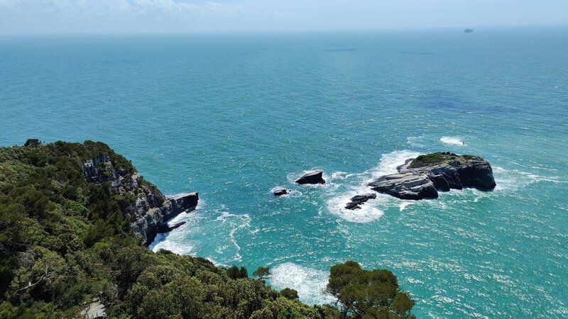Blick vom Leuchtturm auf der Isola del Tino. – Bild: ZDF und arte