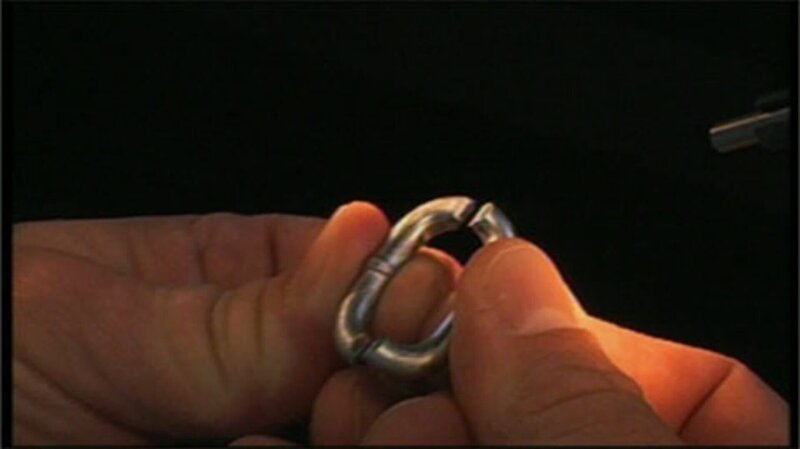 Die einzige Spur bei dem Mord an einem älteren, wohlhabenden Ehepaar ist ein zerschnittenes Kettenglied. – Bild: RT2