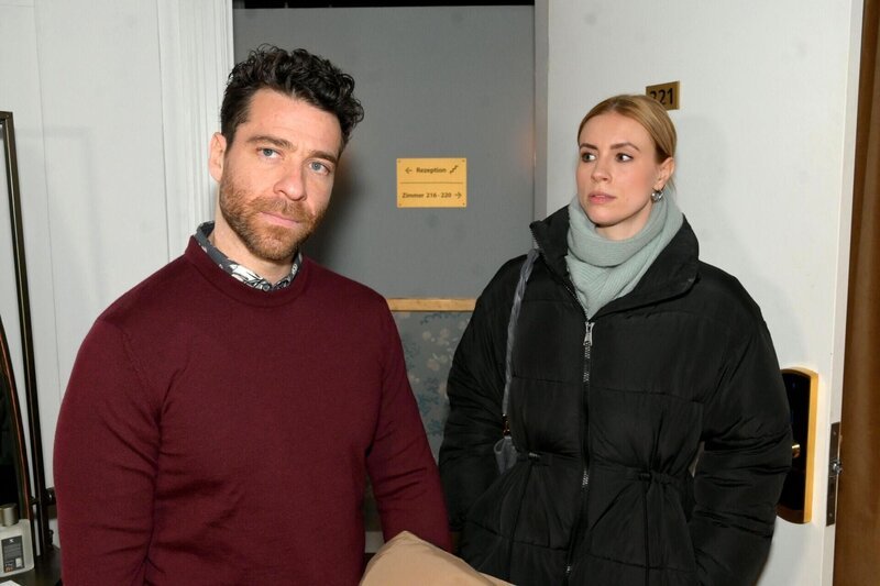Zoe (Lara Dandelion Seibert) dankt Carlos (Patrick Fernandez) ehrlich für sein Verständnis. – Bild: RTL /​ Rolf Baumgartner /​ Schmerzhafter Stich
