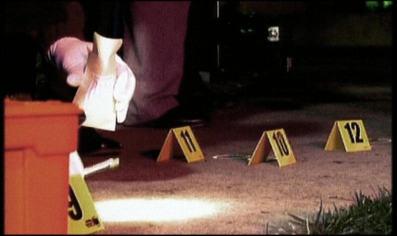 Fall2: Außer Kontrolle Am Tatort, wo die ehemalige Prostituierte June per Kopfschuß ermordet wurde, sucht die Polizei nach Patronenhülsen. – Bild: RTL II