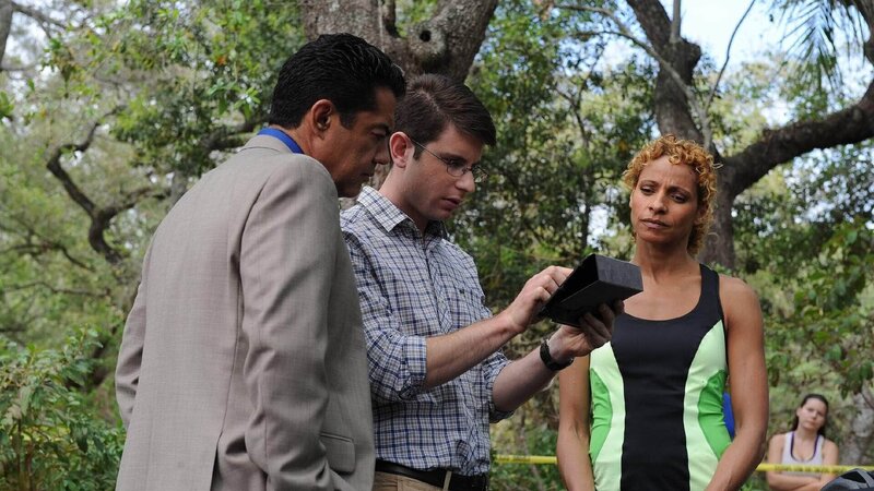 Als Carlos (Carlos Gomez, l.), Daniel (Jordan Wall) und Colleen Manus (Michelle Hurd) an dem im Internet veröffentlichten Tatort ankommen, fehlt von der Leiche jede Spur … – Bild: TVNOW