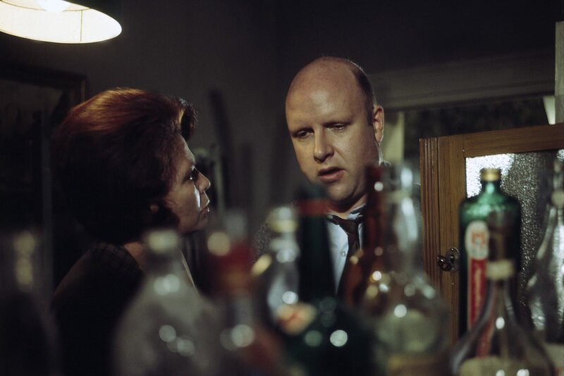 Alfred Bader hat ein ausgesprochen gutes Verhältnis zu Lisa Bassenge, der Freundin seines Bruders. – Bild: ZDF /​ Neue Münchner Fernsehproduktion