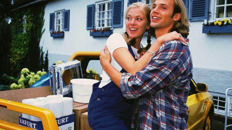 Laura (Cecilia Kunz) und ihre neue Errungenschaft: Bodybuilder und Hobbygärtner Björn (Thorsten Feller) – Bild: MG RTL D /​ Elke Werner