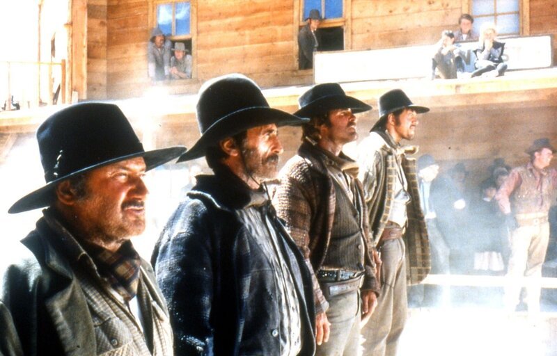 Die vier Dalton Brüder (v.l.n.r.: Ron Carey, Dominic Barto, Bo Gray, Fritz Sperberg) sind der Schrecken des Wilden Westens, doch Lucky Luke gelingt es immer wieder, sie ins Gefängnis zu bringen. – Bild: ATV2