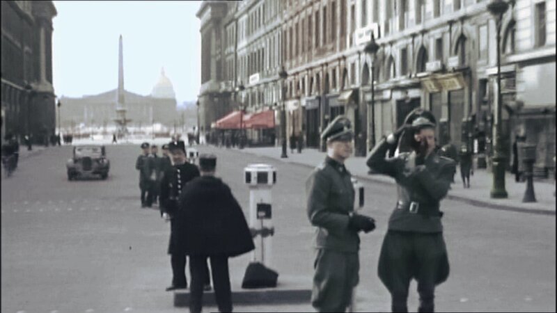 SCREEN GRAB: Paris, Spring 1941 – Wehrmacht soldiers sightseeing in German-occupied Paris. (Credit: CC & C) – Bild: CC & C