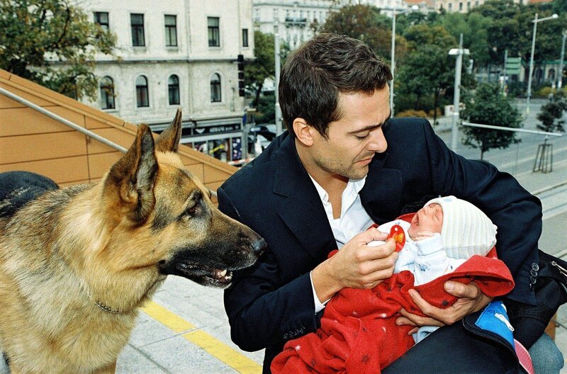 Marc (Alexander Pschill) hat sein Leben riskiert, um ein Baby zu retten. – Bild: SAT.1 /​ Ali Schafler