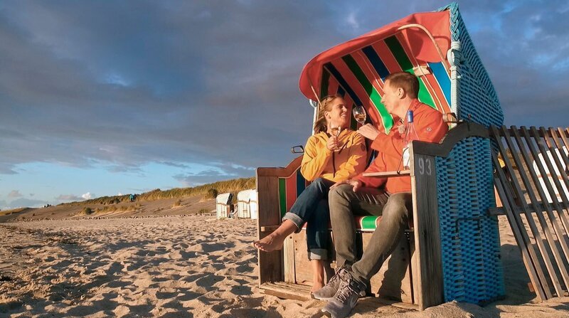 Anne Brüning und Mathias Münch sind auf den Urlaubsinseln Föhr und Amrum unterwegs. – Bild: HR / ZDF und HR Anne Brüning und Mathias Münch sind auf den Urlaubsinseln Föhr und Amrum unterwegs. – Bild: HR / ZDF und HR