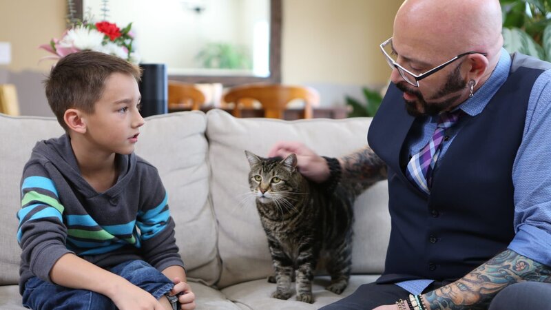 Jeremy pets Tara with Jackson. – Bild: Discovery Communications