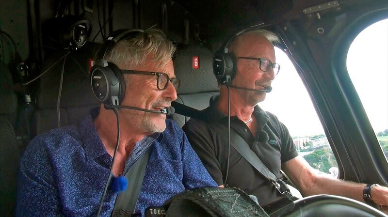 Hermann und Heinz haben im Helikopter einen besonders guten Blick über Chicago. – Bild: SWR/​Fandango
