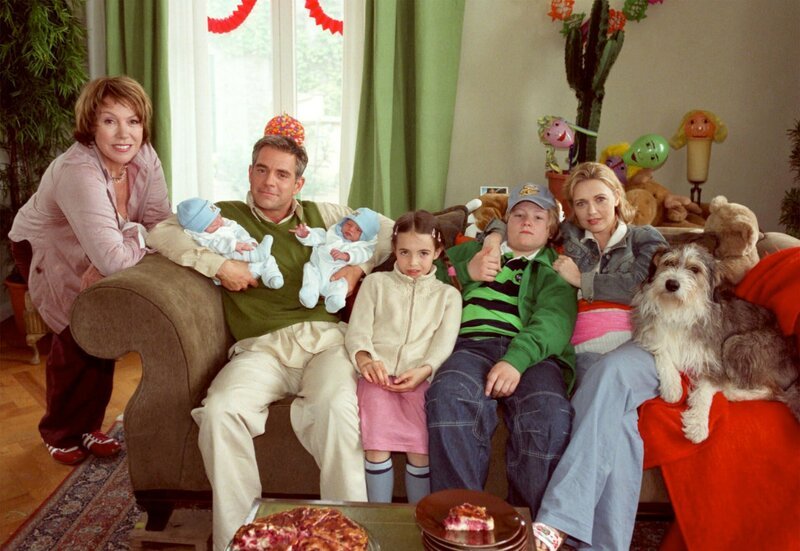 Eine schrecklich nette Familie: Juliane (Gaby Dohm, li.) mit ihrer Tochter Henrike (Tina Ruland, re.), ihren Enkeln Sarah (Emelie Kundrun) und Nils (Benjamin Seidel), ihrem Schwiegersohn Martin (Florian Fitz) – und den neugeborenen Zwillingen … – Bild: ARD Degeto/Katrin Knoke Eine schrecklich nette Familie: Juliane (Gaby Dohm, li.) mit ihrer Tochter Henrike (Tina Ruland, re.), ihren Enkeln Sarah (Emelie Kundrun) und Nils (Benjamin Seidel), ihrem Schwiegersohn Martin (Florian Fitz) – und den neugeborenen Zwillingen … – Bild: ARD Degeto/Katrin Knoke