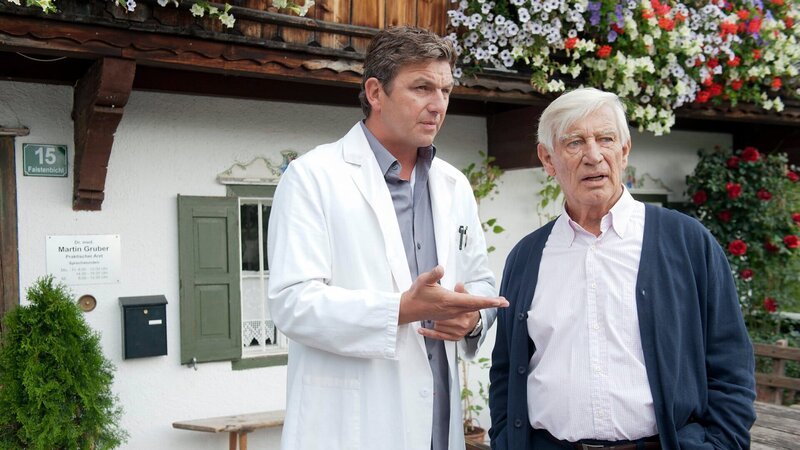 Dr. Martin Gruber (Hans Sigl, l.) und Roman Melchinger (Siegfried Rauch, r.) beraten sich über das auffällige Verhalten einer Patientin. – Bild: ZDF und Thomas R. Schumann