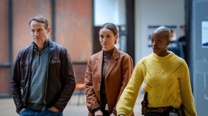 Zum Ermittlungsteam BKA-Kommissar Thorsten Falke (Wotan Wilke Möhring) und Kommissarin der Kripo Hannover Yael Feldman (Peri Baumeister) im Mordfall stößt die KI-Expertin, Hauptkommissarin Anaïs Schmitz (Florence Kasumba, re.) zu den Ermittlern. – Bild: NDR/​O-Young Kwon